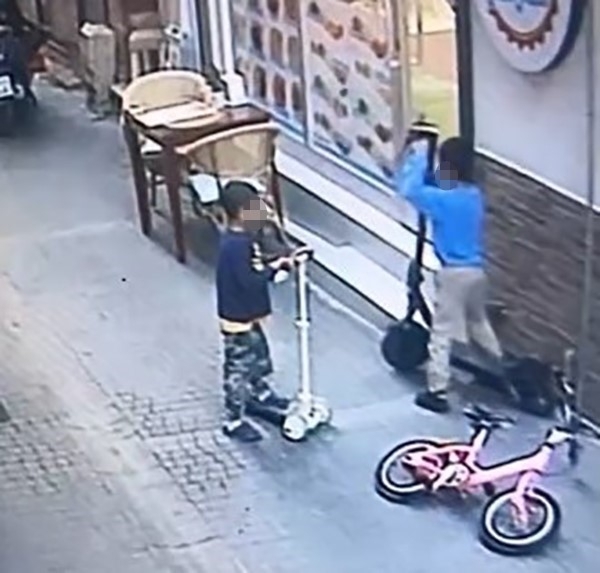 Kuşadası’nda iki çocuk scooter çaldı
