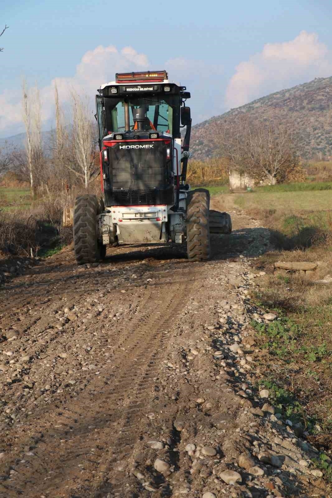 bozdogan belediyesinden ova yollarinda calisma 7bd6acbad359