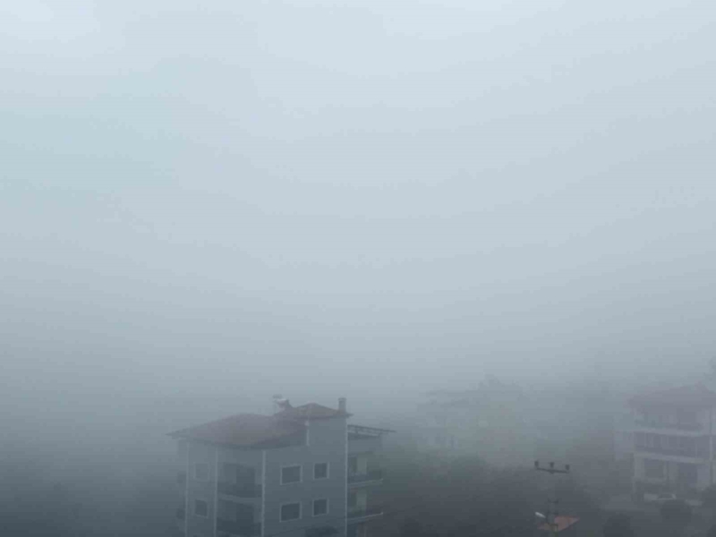 Bozdoğan’da Göz Gözü Görmüyor: Sis Nedeniyle Trafik Durma Noktasına Geldi! 2 bozdogan sise teslim oldu gorus mesafesi dustu 6cdc72c7f8ab