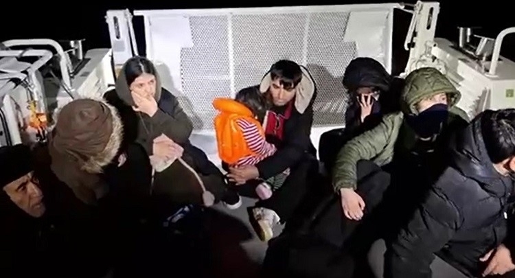 Didim’de Can Pazarı: Denize Düşen 6 Göçmen Sahil Güvenlik Tarafından Kurtarıldı 1 didim aciklarinda 29 duzensiz gocmen kurtarildi d5d6c7faff35