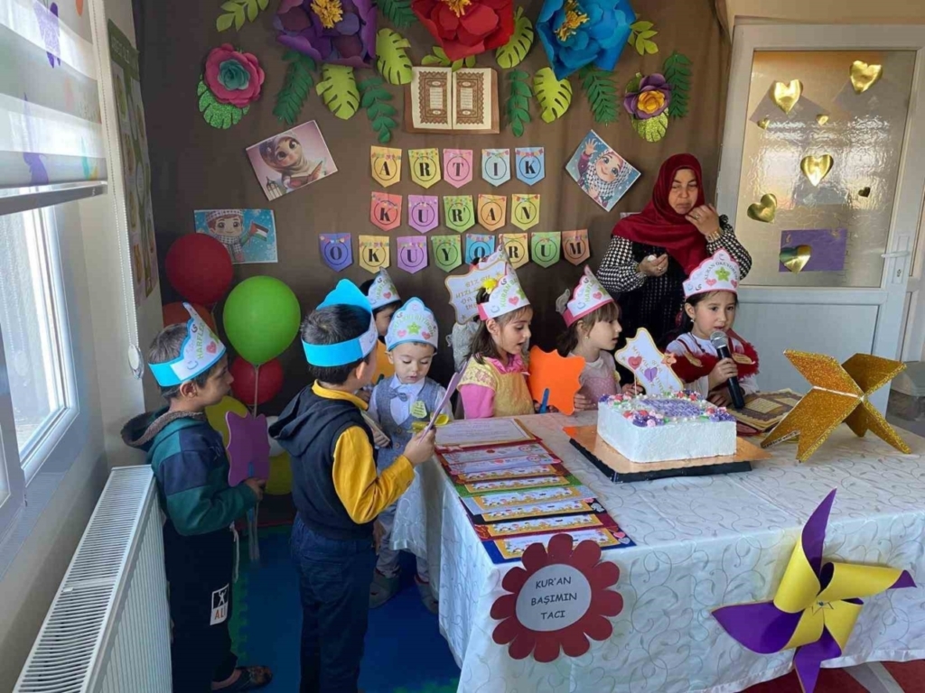 Efeler’de Kur’an’a geçen minik öğrenciye anlamlı kutlama 3 efelerde kurana gecen minik ogrenciye anlamli kutlama 10c6cce70f2b