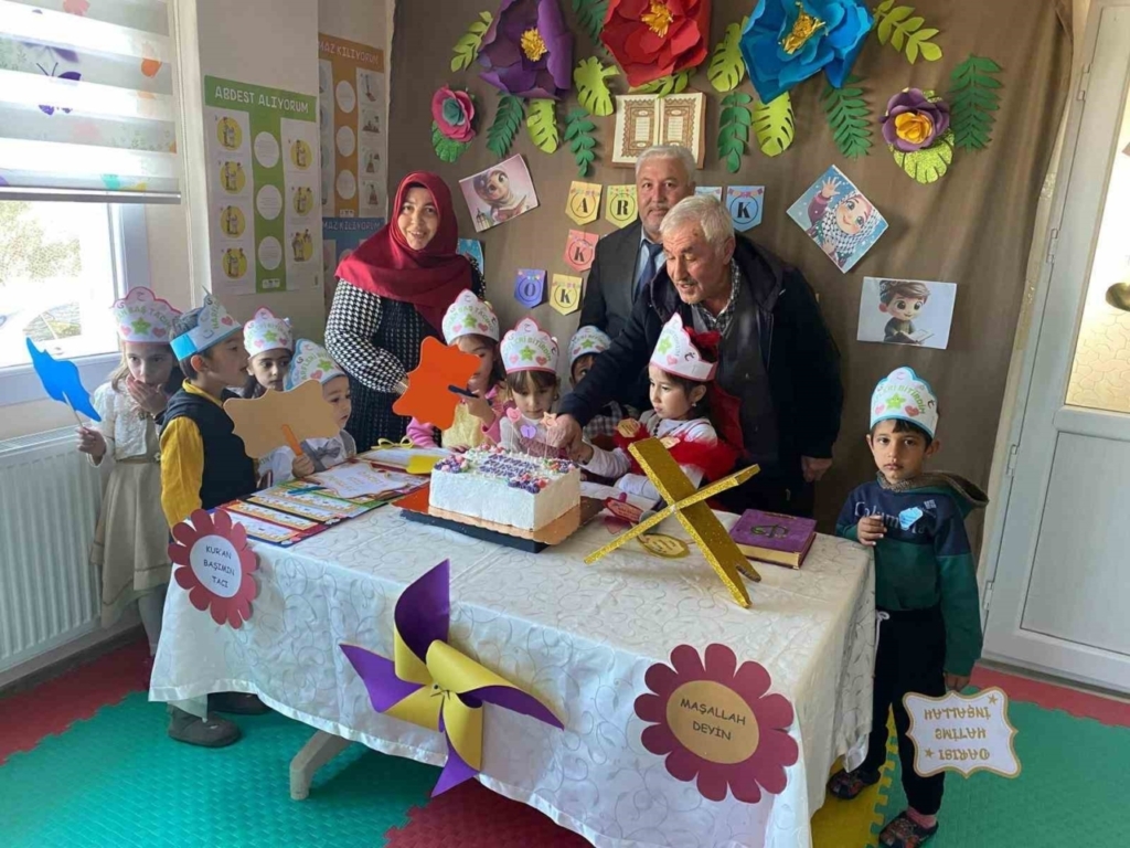 Efeler’de Kur’an’a geçen minik öğrenciye anlamlı kutlama 4 efelerde kurana gecen minik ogrenciye anlamli kutlama d57ac7571e97