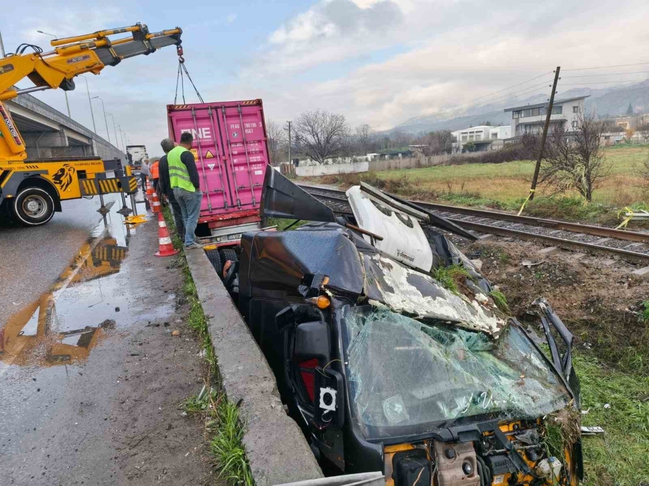 Genç sürücünün hayatını kaybettiği feci kazanın ardından tren yolu açıldı 10 Genç sürücünün hayatını kaybettiği feci kazanın ardından tren yolu açıldı