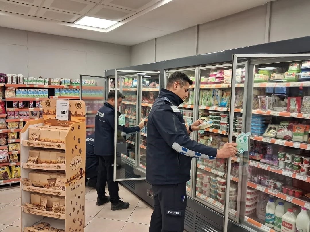 Germencik’te zabıta ekipleri zincir marketlerde denetim gerçekleştirdi