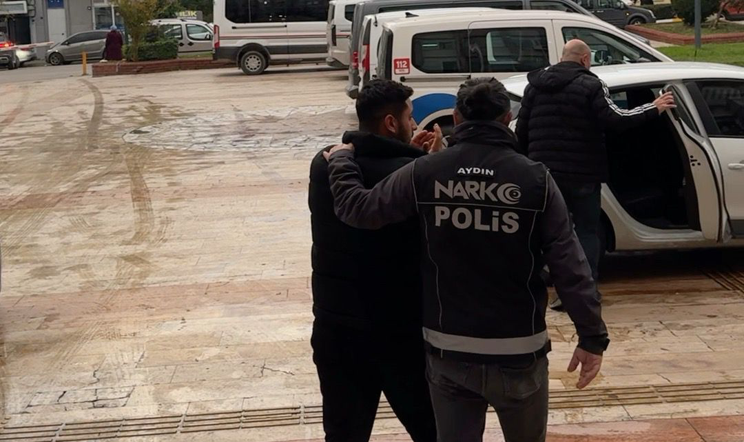 Ev içine kurulan düzenekle uyuşturucu yetiştirdiler