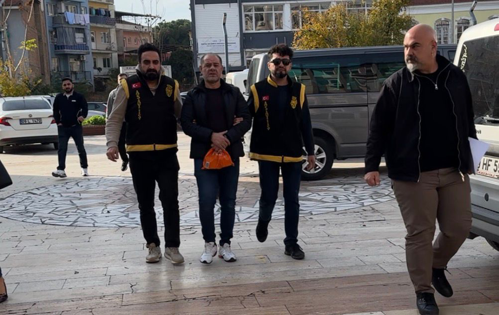 Polisi komşusu zannedip yakalandı