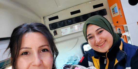 Bozdoğan’da anne adayı bebeğini ambulansta dünyaya getirdi