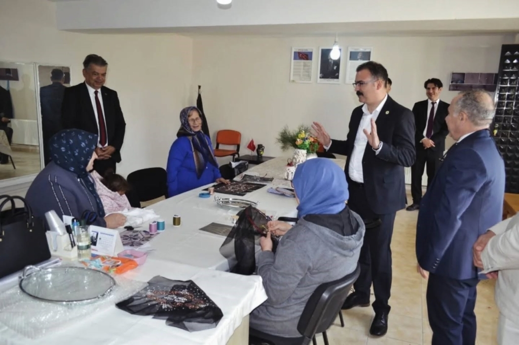 kaymakam ates halk egitim kursiyerleriyle bir araya geldi c0caae33ed56