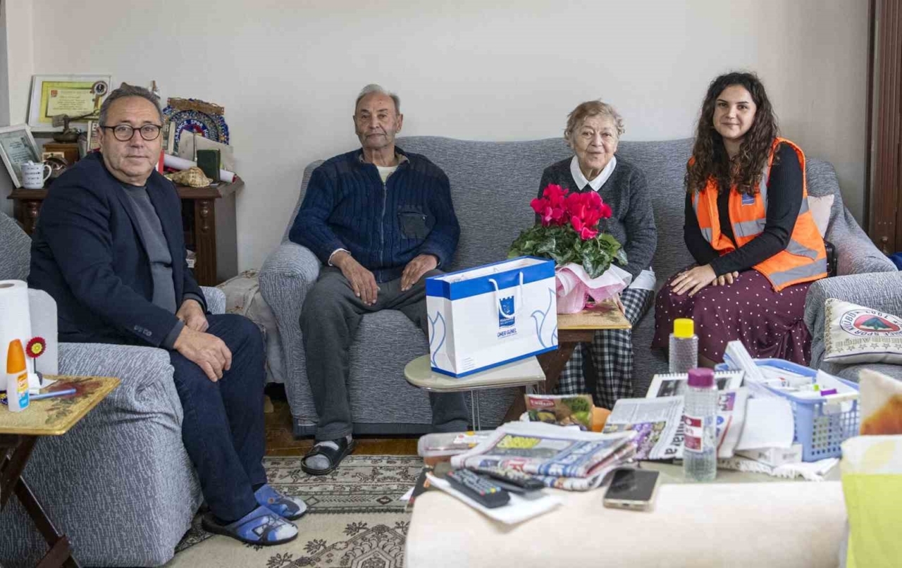 kusadasi belediyesinden engelli osman amcaya anlamli ziyaret 58f3c6543ae9