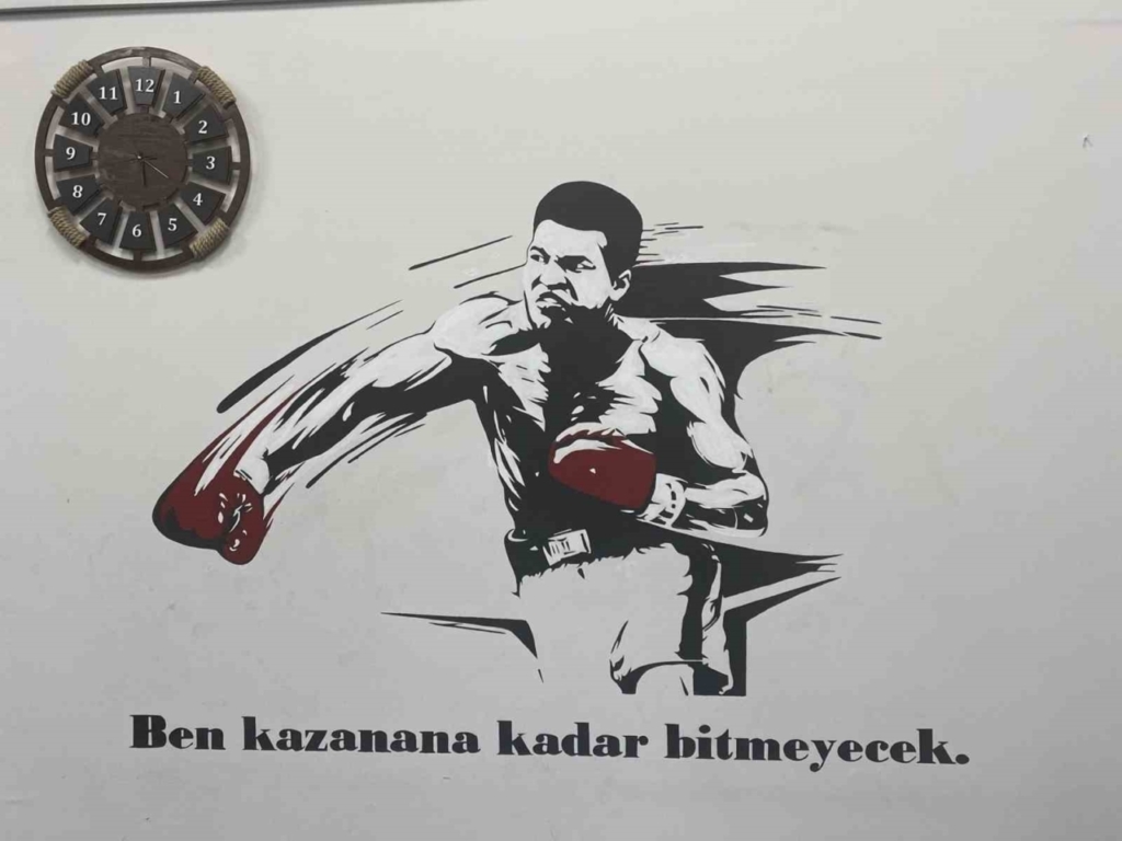 sanatiyla karacasuya deger katan ogrenci plaketle onurlandirildi 197340d17838