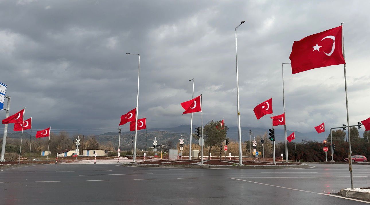 Aydın Şehir Hastanesi Kavşağı Türk Bayraklarıyla Kırmızı-Beyaza Büründü