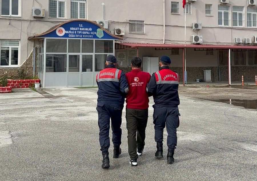Kuyucak’ta operasyon! Babasının evinde yakalandı 5 Kuyucak’ta operasyon! Babasının evinde yakalandı