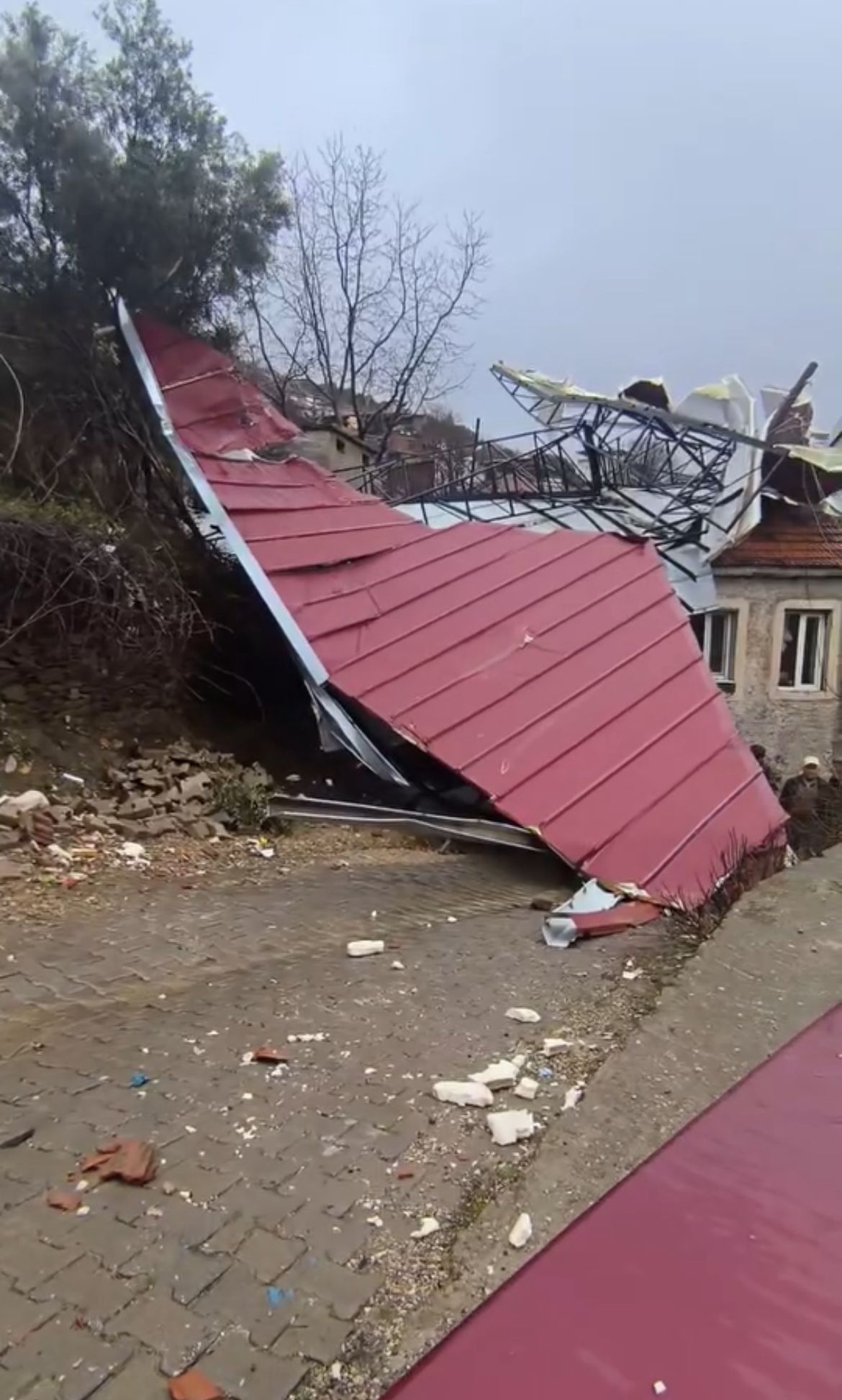 Köşk’te fırtına çıktı bir evin çatısı uçtu