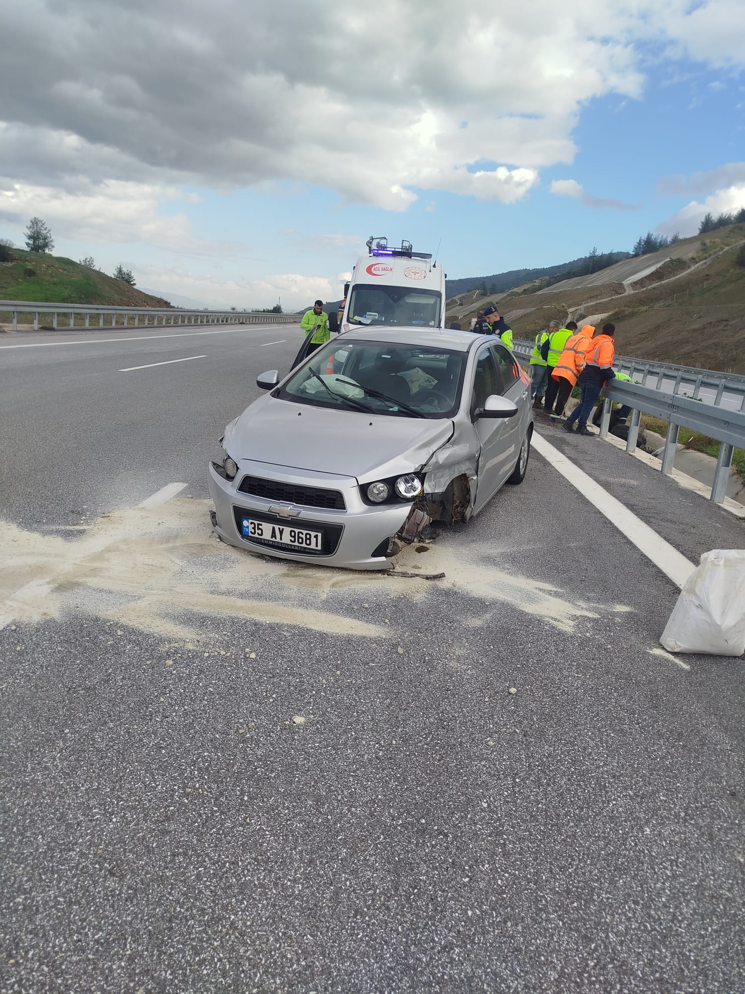 Otobanda Korkutan Kaza: Bariyerlere Çarpan Otomobil Alev Aldı
