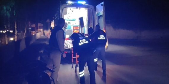 Ağaca çarpan motosikletli yaralandı