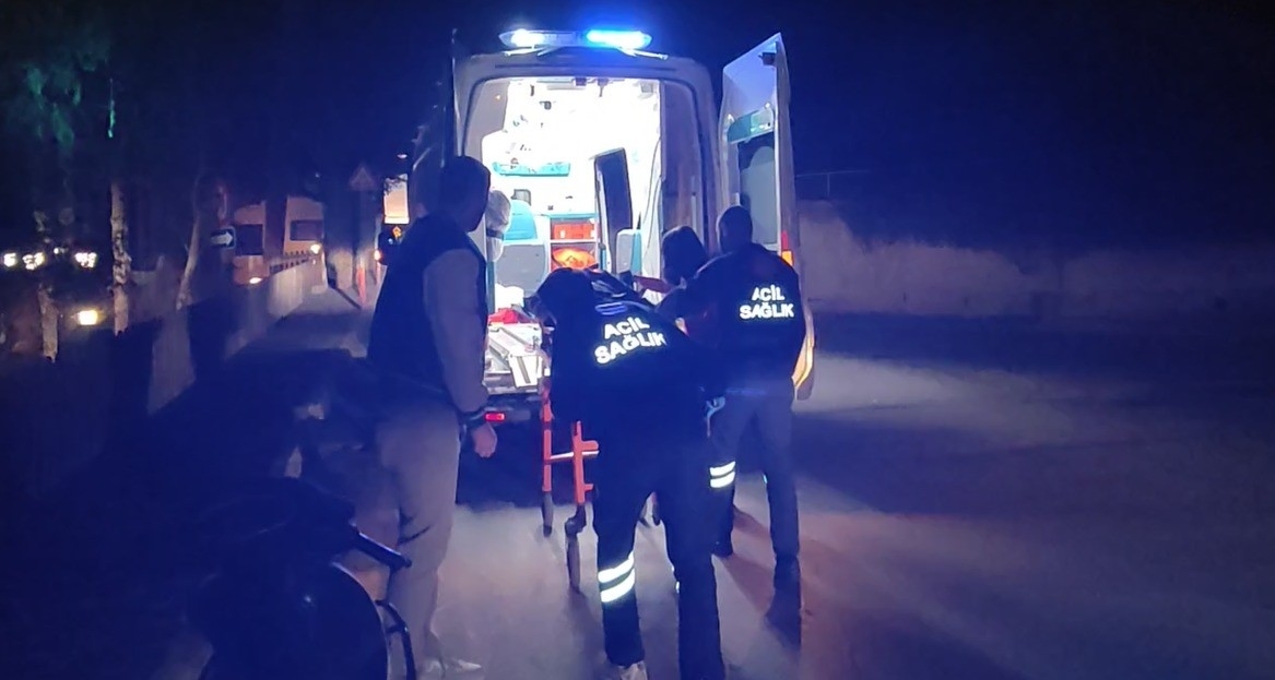 Ağaca çarpan motosikletli yaralandı