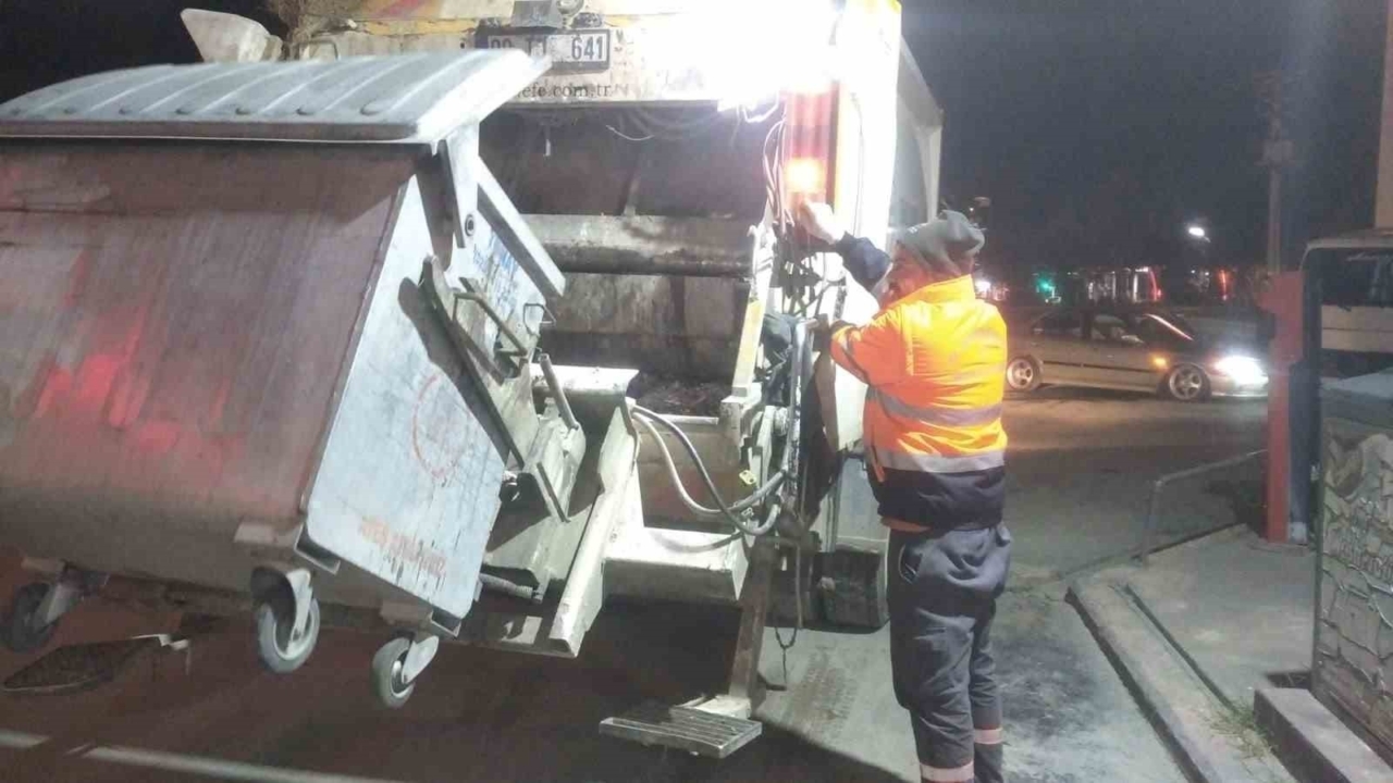 Germencik’te "Dondurucu Soğuk" Molası: Başkan Zencirci Emekçisini Korudu 2 Germencik’te “Dondurucu Soğuk” Molası: Başkan Zencirci Emekçisini Korudu
