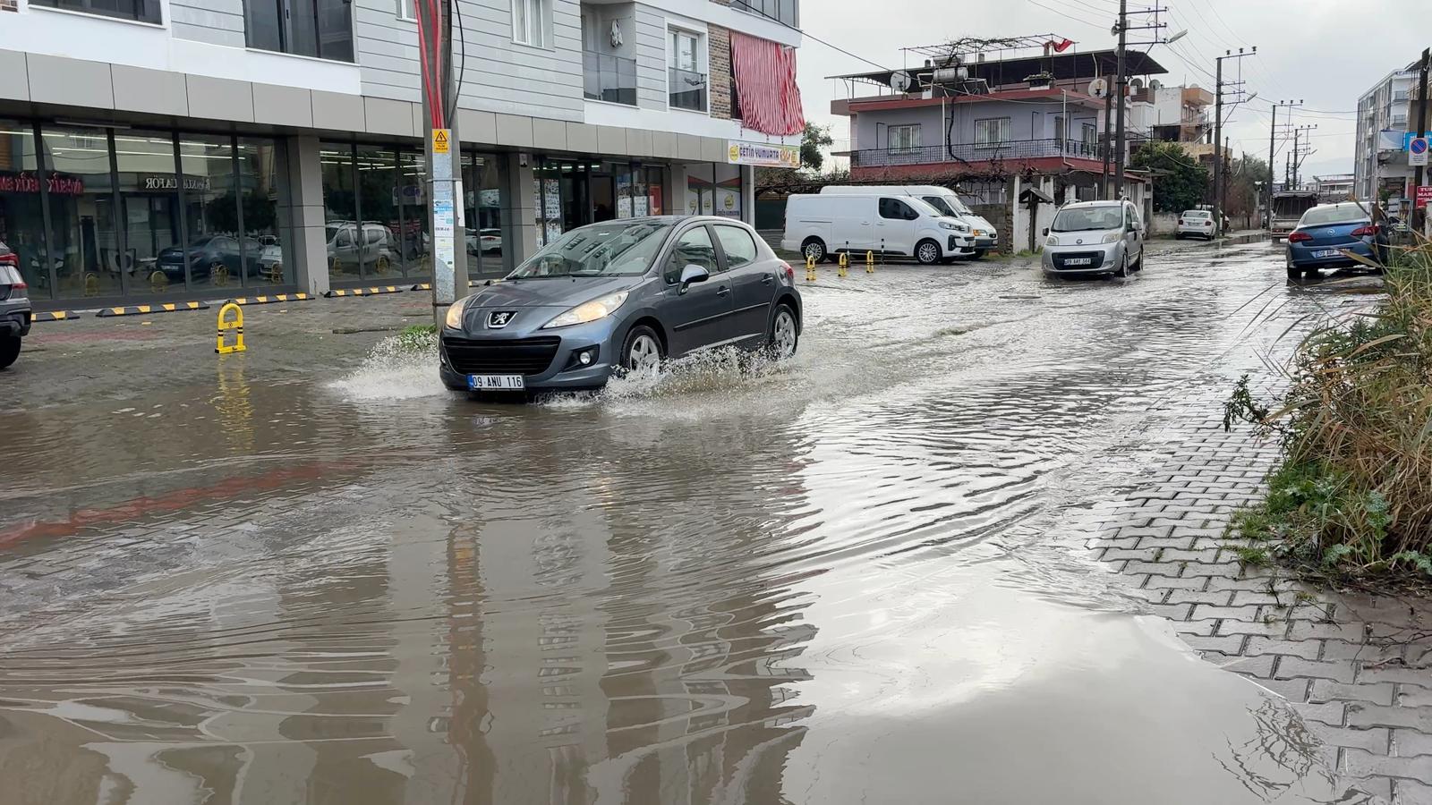 Sarı Kod Uyarısı Sonrası Aydın’da Sel Manzaraları 8 Sarı Kod Uyarısı Sonrası Aydın’da Sel Manzaraları