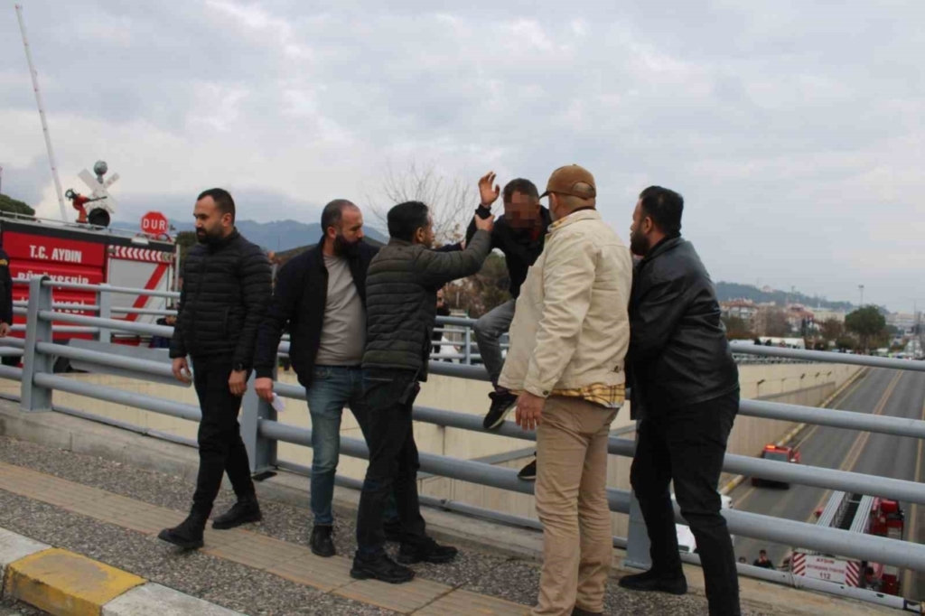 Çocuğunu görmek için alt geçidin üstüne çıkan şahıs ikna edildi 5 cocugunu gormek icin alt gecidin ustune cikan sahis ikna edildi 08852013f5cc