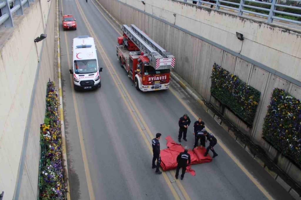 Çocuğunu görmek için alt geçidin üstüne çıkan şahıs ikna edildi 7 cocugunu gormek icin alt gecidin ustune cikan sahis ikna edildi 1cec79afa5eb