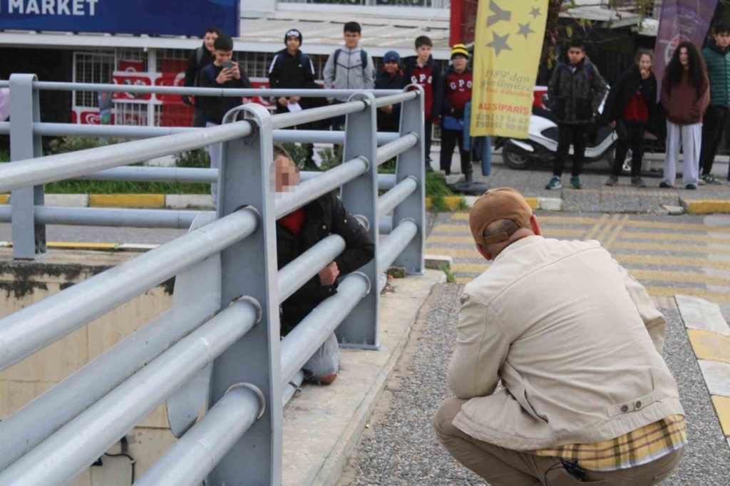 Çocuğunu görmek için alt geçidin üstüne çıkan şahıs ikna edildi 2 cocugunu gormek icin alt gecidin ustune cikan sahis ikna edildi 20e6c35e0649