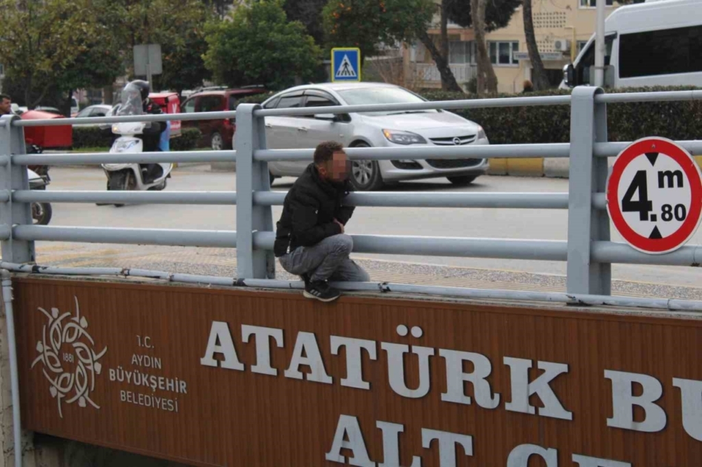 Çocuğunu görmek için alt geçidin üstüne çıkan şahıs ikna edildi 4 cocugunu gormek icin alt gecidin ustune cikan sahis ikna edildi 2b3f22e571ab