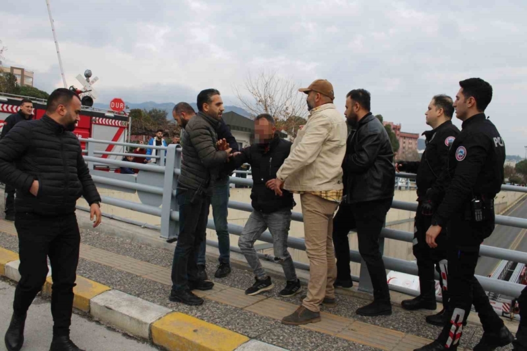 Çocuğunu görmek için alt geçidin üstüne çıkan şahıs ikna edildi 6 cocugunu gormek icin alt gecidin ustune cikan sahis ikna edildi 7eb44ae4c546
