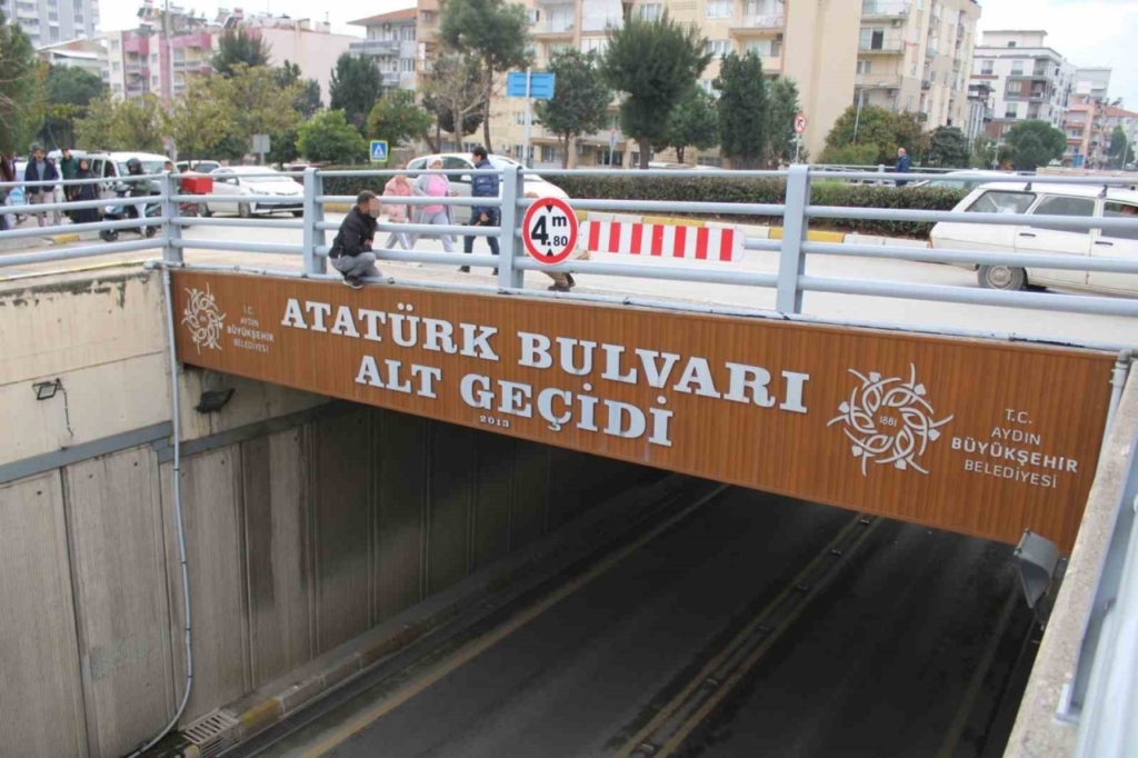 Çocuğunu görmek için alt geçidin üstüne çıkan şahıs ikna edildi 3 cocugunu gormek icin alt gecidin ustune cikan sahis ikna edildi ceb792e2ef91