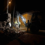 Fırtına mezarlıkta ağaçları devirdi, belediye ekipleri anında müdahale etti