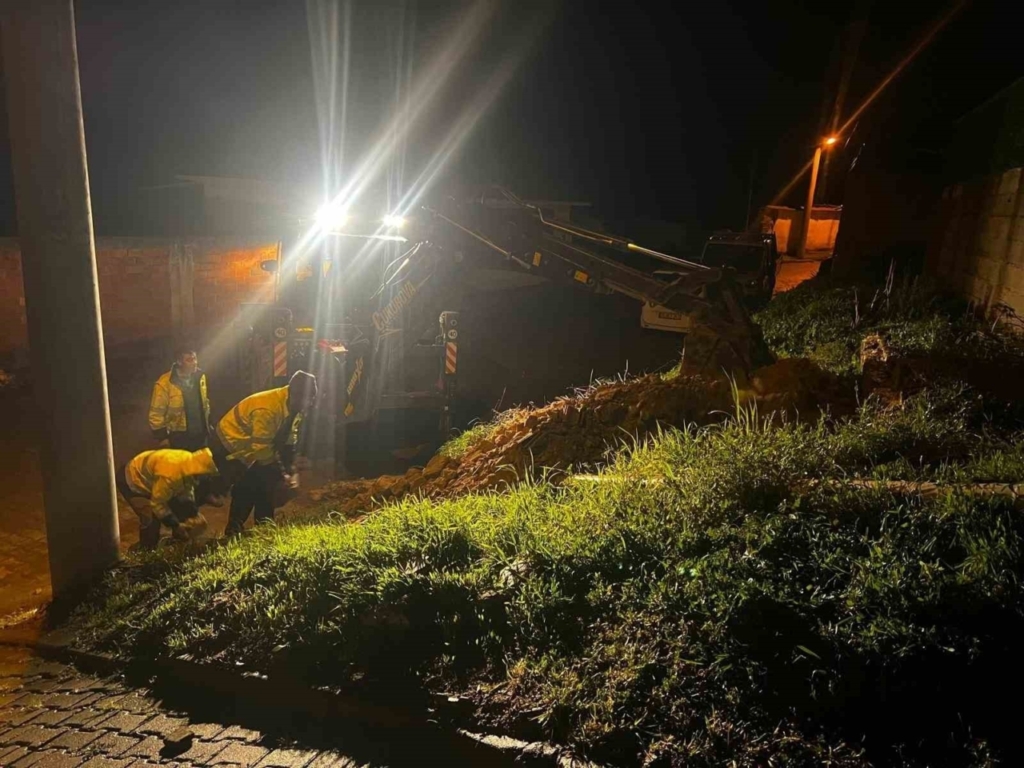 firtina mezarlikta agaclari devirdi belediye ekipleri aninda mudahale etti ba71ca6a8a2d