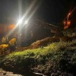 Fırtına mezarlıkta ağaçları devirdi, belediye ekipleri anında müdahale etti