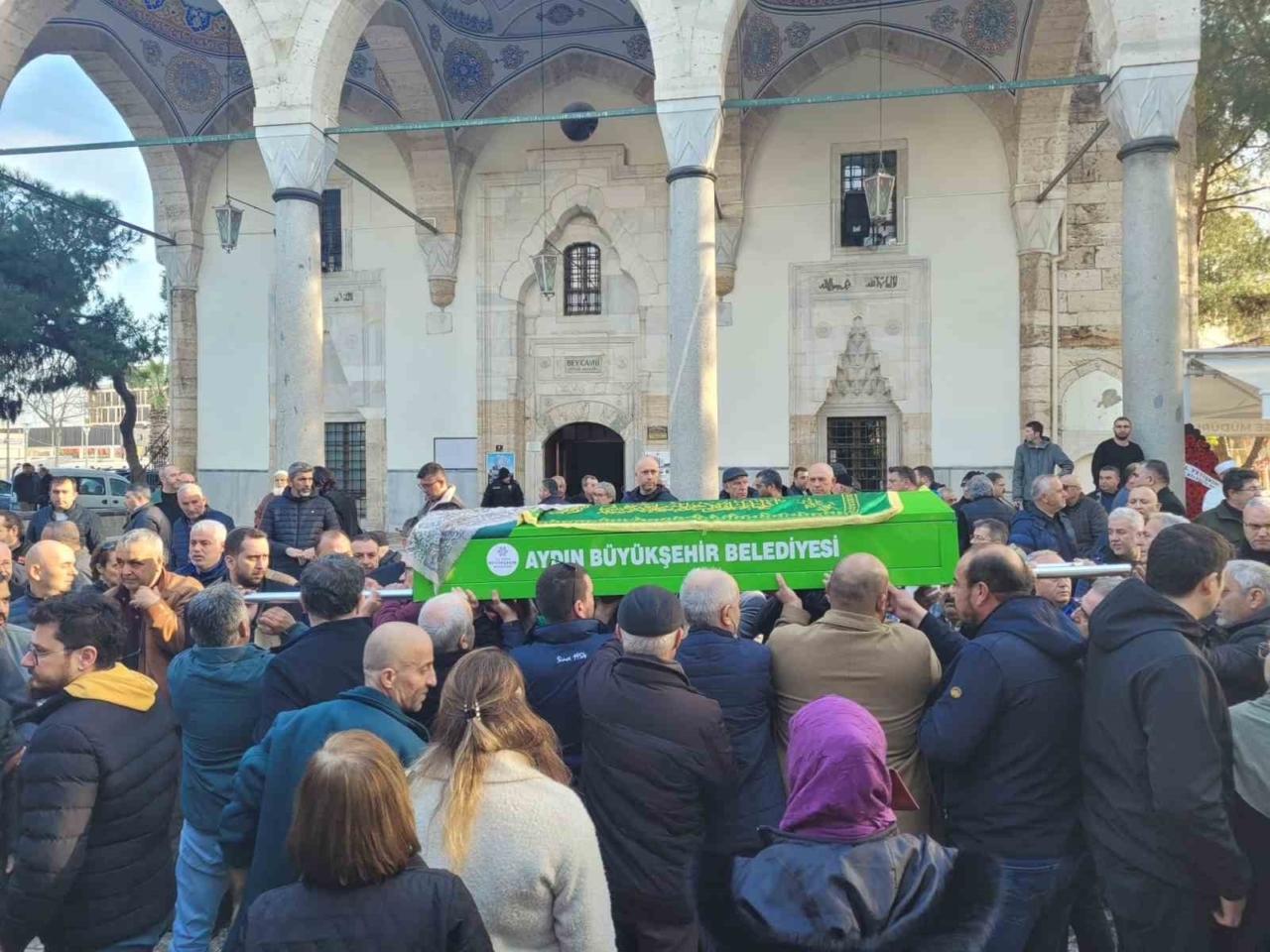 Genç yaşta hayatını kaybeden Sezer, son yolculuğuna uğurlandı 3 Genç yaşta hayatını kaybeden Sezer, son yolculuğuna uğurlandı