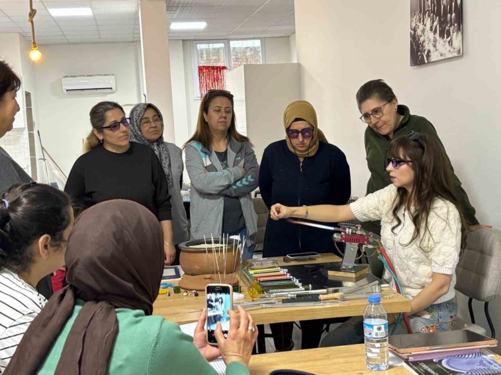 Germencik’te cam sanatları kursu yoğun ilgiyle başladı 7 germencikte cam sanatlari kursu yogun ilgiyle basladi e2dd5b205b5d