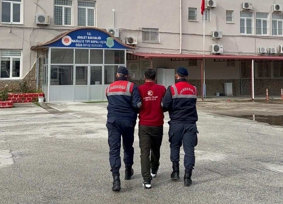 İki yıldır firari olan şahıs kıskıvrak yakalandı 6 İki yıldır firari olan şahıs kıskıvrak yakalandı