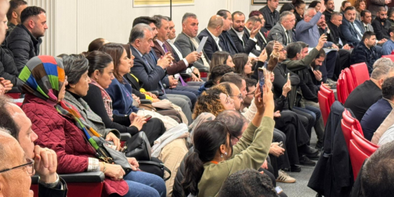 Erdem basınla denk gelmemek için meclise katılmadı