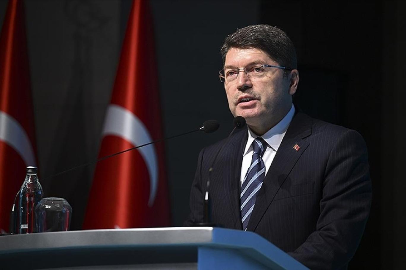 Adalet Bakanı Yılmaz Tunç: Bayrak provokasyonuna ilişkin 14 kişi gözaltında 5 Adalet Bakanı Yılmaz Tunç: Bayrak provokasyonuna ilişkin 14 kişi gözaltında