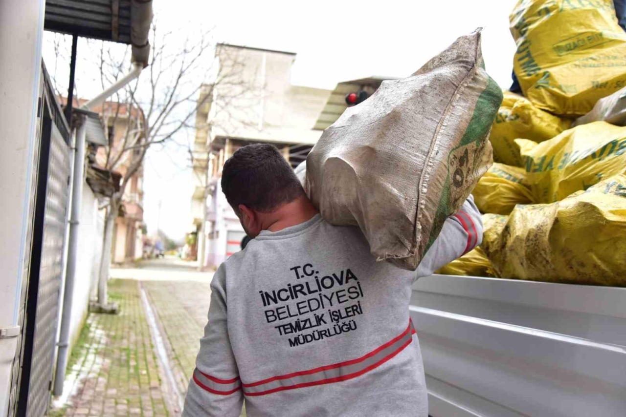 İncirliova Belediyesinden Ailelere Yakacak Desteği