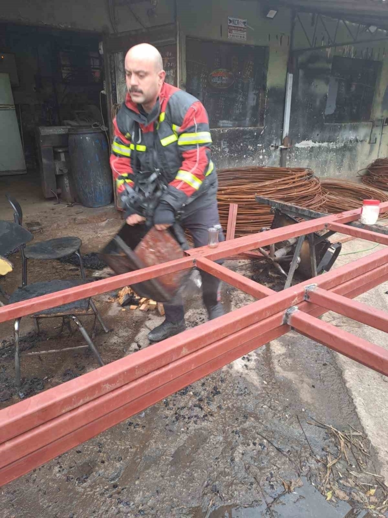 isinmak icin kovaya atilan tiner patladi itfaiyenin hizli mudahalesi faciayi onledi 4345bda7e5d5