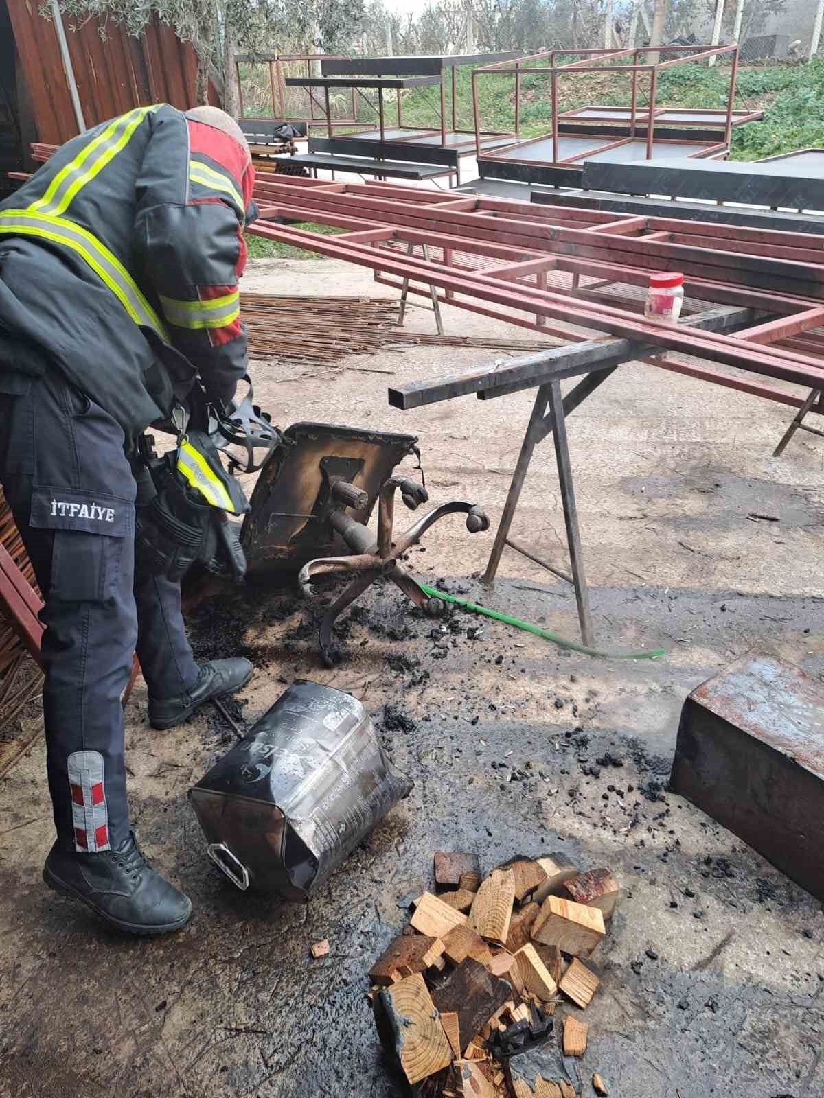 Isındığı Kovaya Tiner Döken Esnaf Yaralandı 10 Isındığı Kovaya Tiner Döken Esnaf Yaralandı