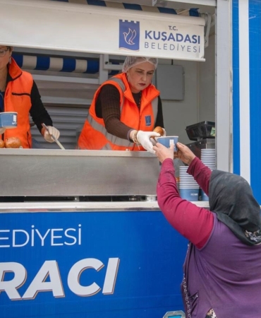 Kuşadası Belediyesi’nin sıcak çorba ikramı başladı