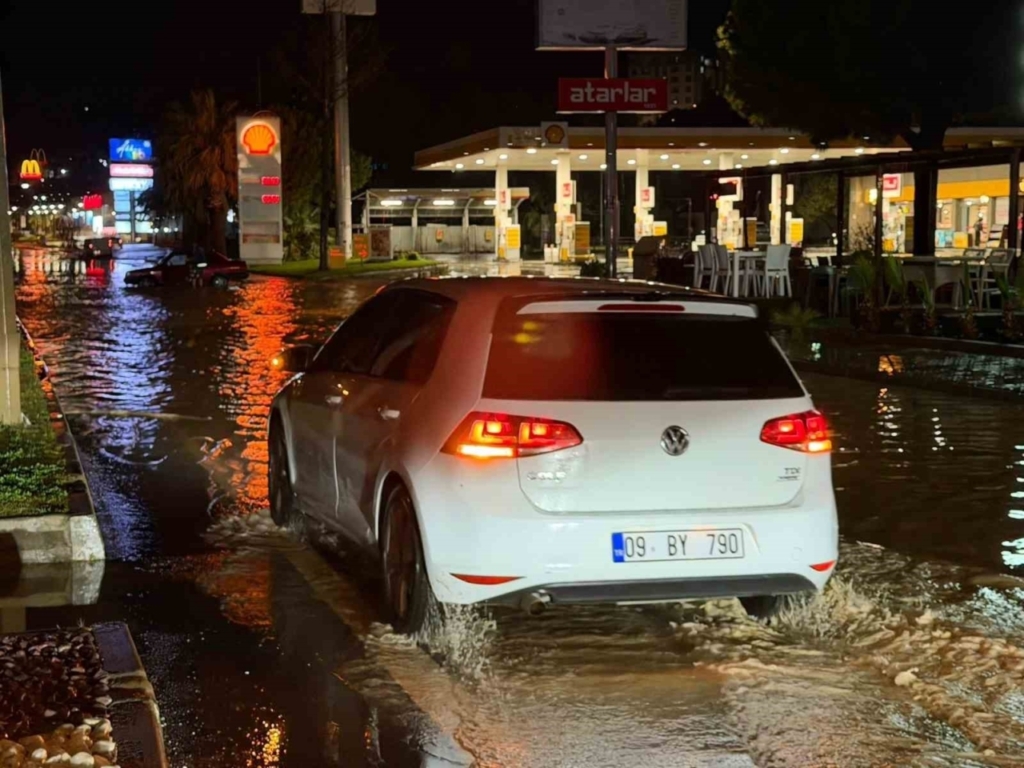 kusadasinda saganak yagis yollari gole cevirdi eea206a4b84d