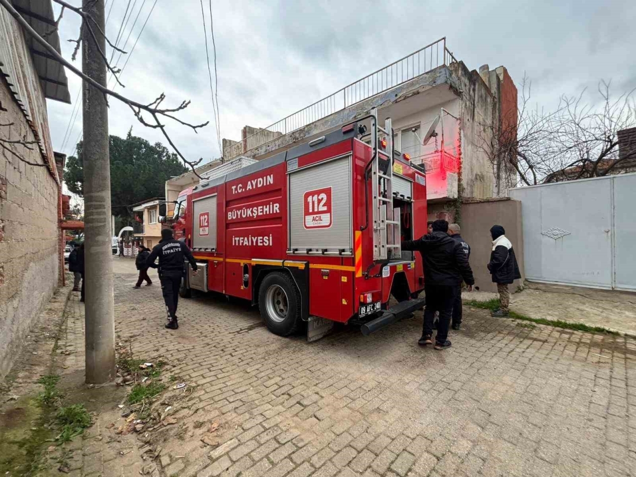 Metruk binada çıkan yangın, ekipleri harekete geçirdi 7 Metruk binada çıkan yangın, ekipleri harekete geçirdi
