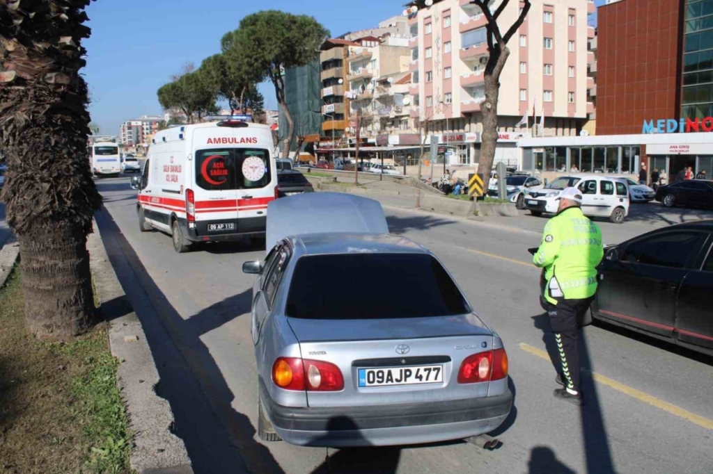 minibus ile otomobil carpisti 1 yarali 22d42b8ab2b1