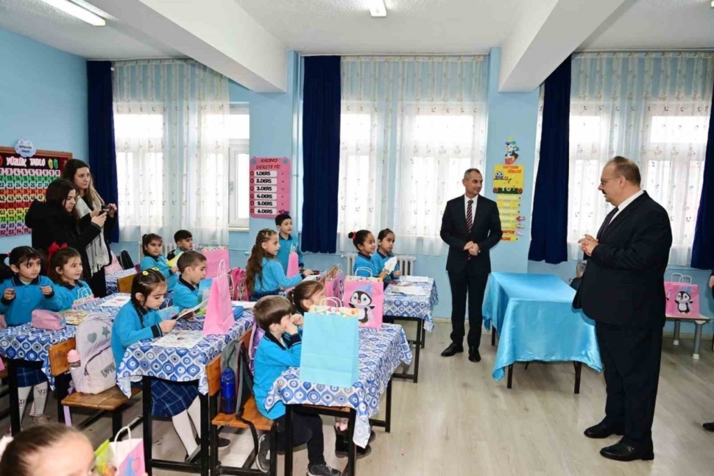 ogrencilerin karnelerini vali canbolat verdi 643e207ff6d4