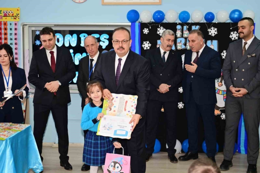 ogrencilerin karnelerini vali canbolat verdi ca624364aef8