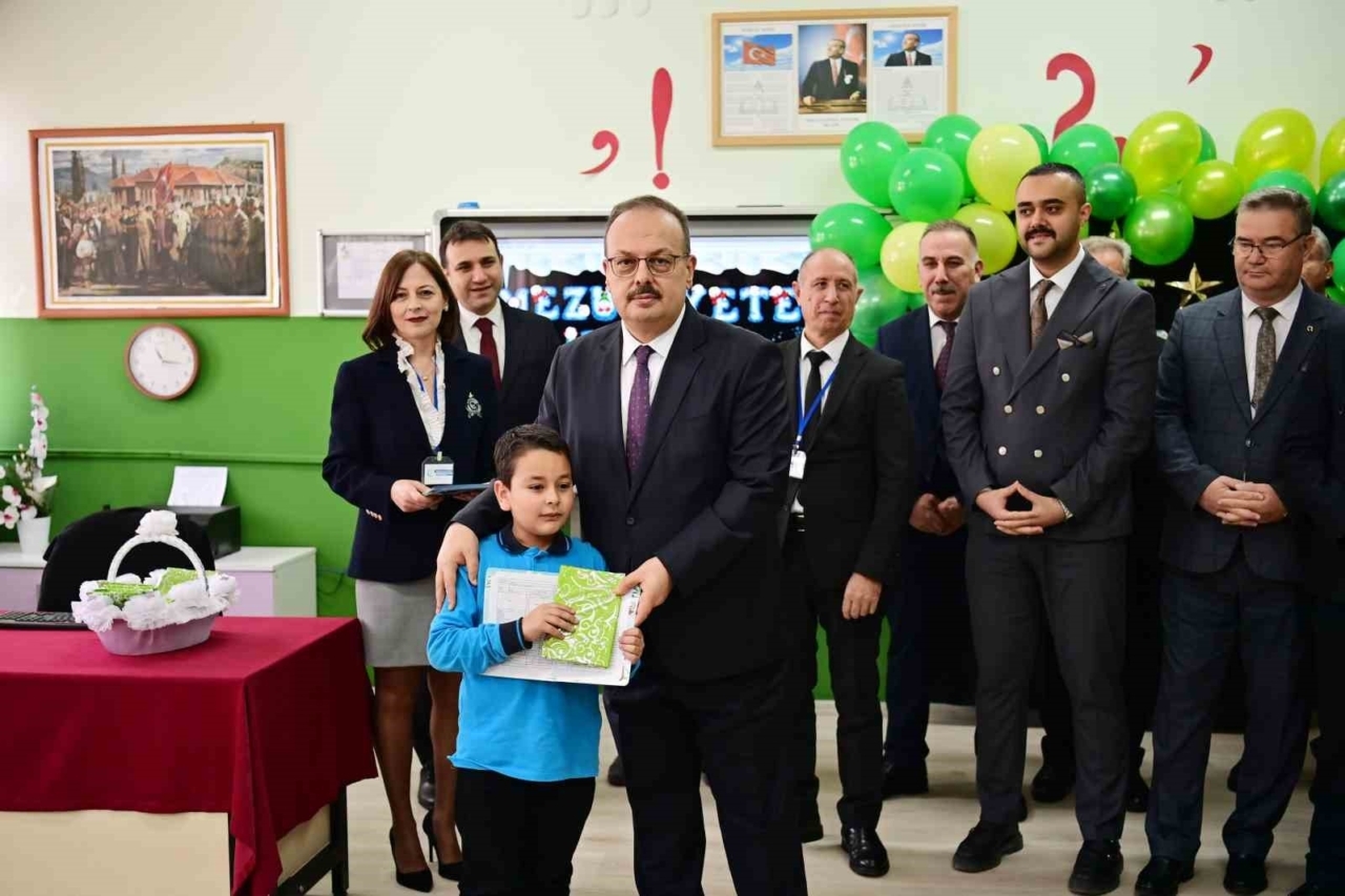 ogrencilerin karnelerini vali canbolat verdi d4da1e1e2fbb