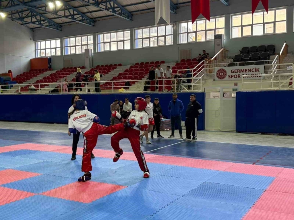Germencik’te Kick-Boks Heyecanı: Genç Eldivenler Ringe Çıktı 5 okul sporlari kick boks musabakalari germencikte gerceklestirildi 21ab0f915d2d