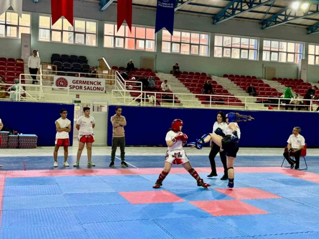 Germencik’te Kick-Boks Heyecanı: Genç Eldivenler Ringe Çıktı 2 okul sporlari kick boks musabakalari germencikte gerceklestirildi 28431a4c53a6