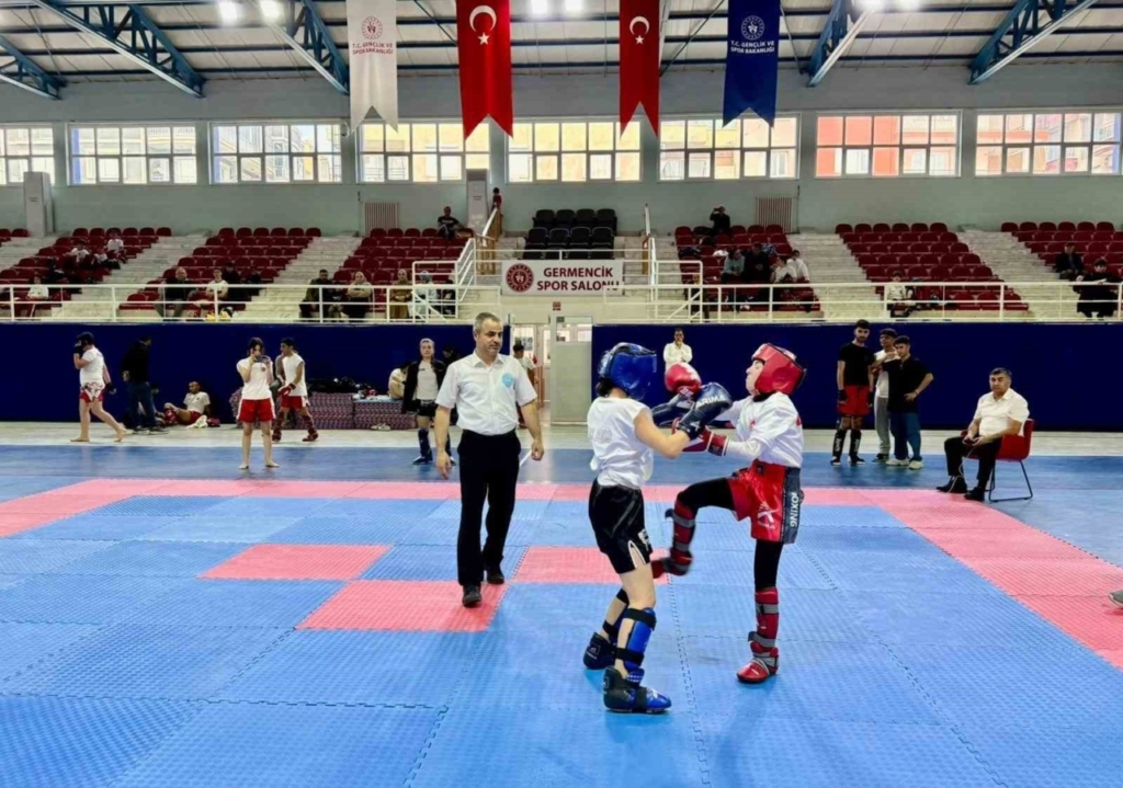 Germencik’te Kick-Boks Heyecanı: Genç Eldivenler Ringe Çıktı 3 okul sporlari kick boks musabakalari germencikte gerceklestirildi 2af0f1591cf7