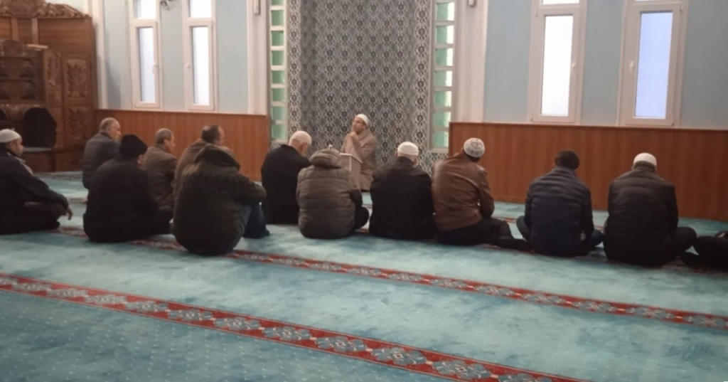 sokede haci ahmet ozbas camiinde sabah namazi bulusmasi bb16f515d215